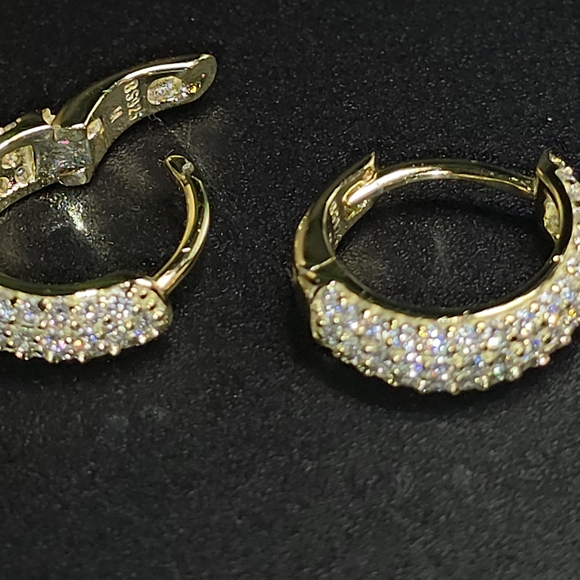 ✨ Moissanite Pavé Huggie Hoop Earrings – Gold Over S925 | ~0.60 CTW ✨ - Picture 2 of 3